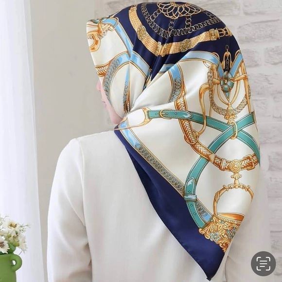 Large square head and neck scarf 🧣(brand new) - Picture 3 of 4